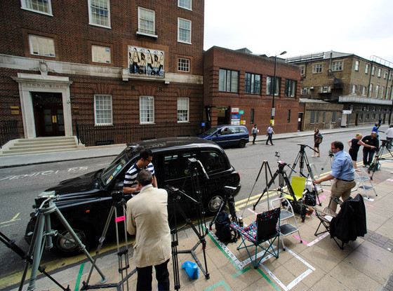 Media outside of St. Marys, Lindo Wing, Prince William, Duchess Catherine, Kate Middleton Media outside of St. Marys, Lindo Wing, Prince William, Duchess Catherine, Kate Middleton